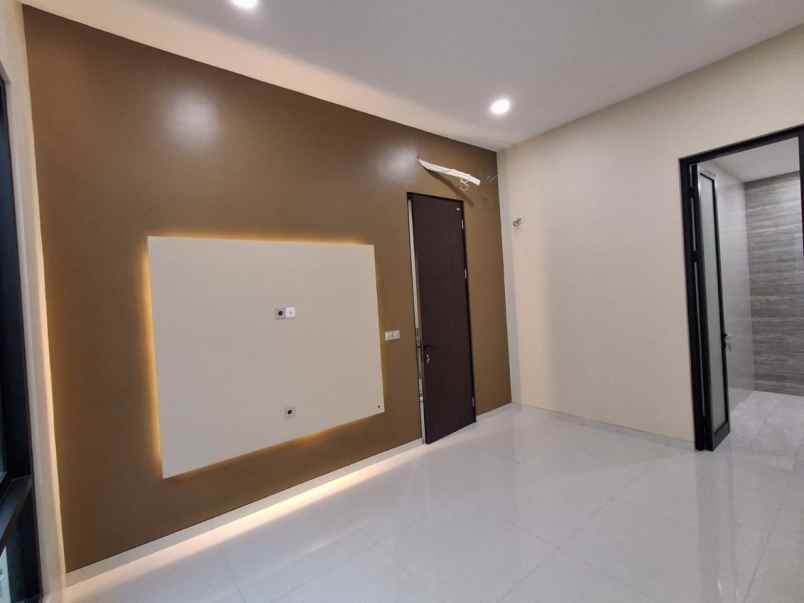 rumah baru modern 2 lantai manyar jaya strategis
