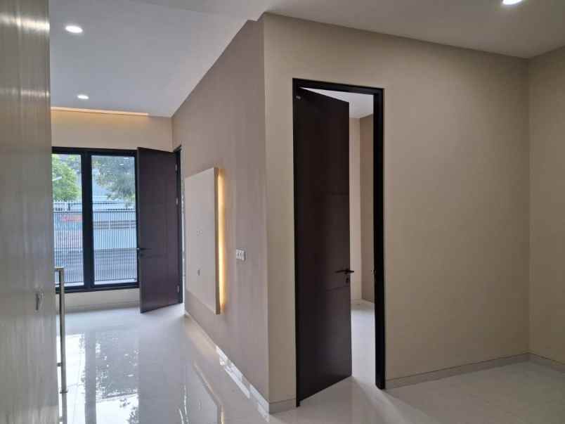 rumah baru modern 2 lantai manyar jaya strategis