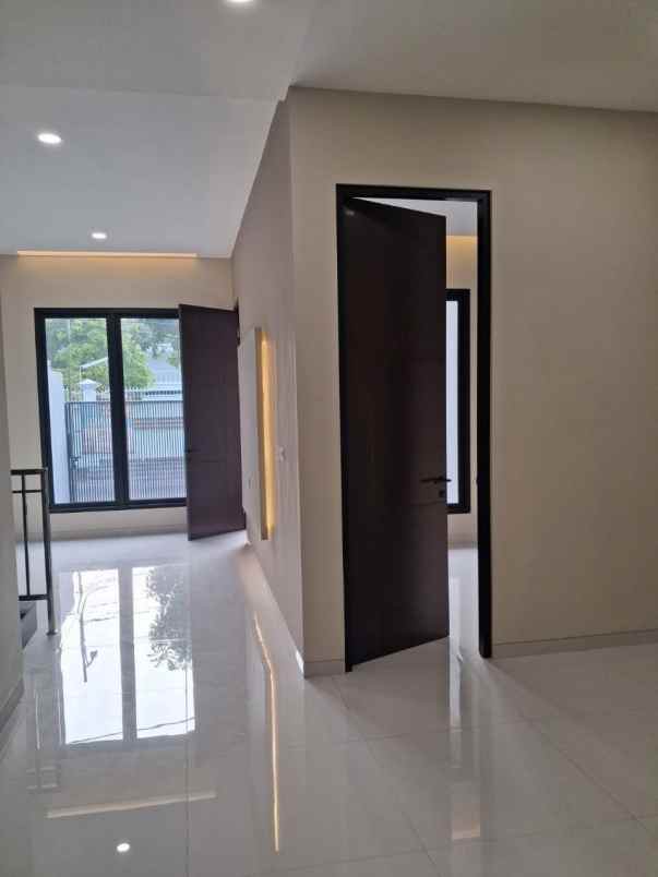 rumah baru modern 2 lantai manyar jaya strategis