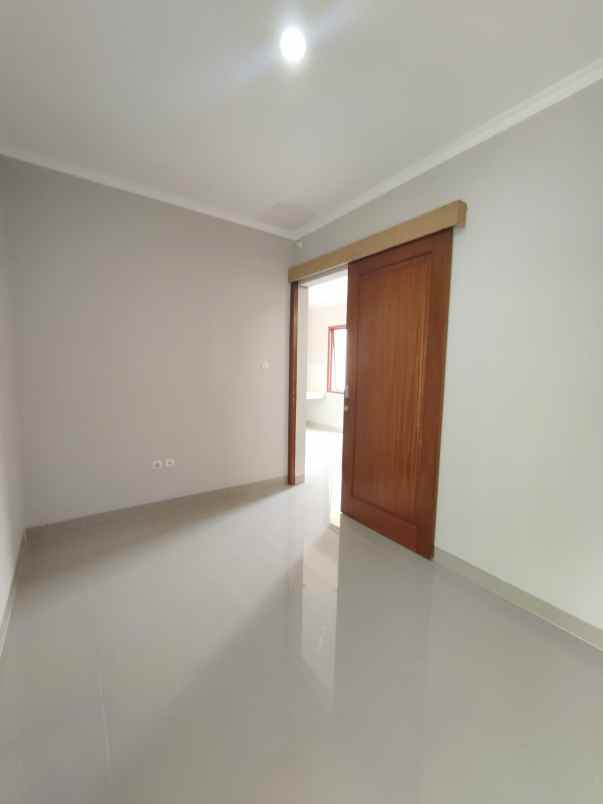 rumah baru non komplek dekat lrt cikunir 1