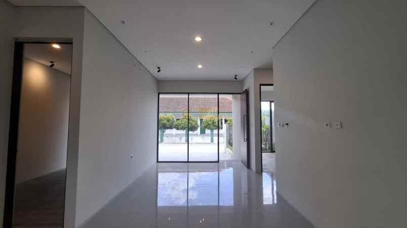 rumah besar tanah luas siap huni di purwomartani shm