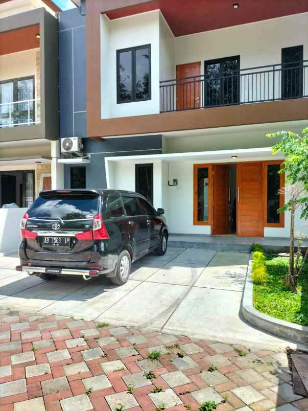 rumah cantik 2 lantai dekat kampus uii