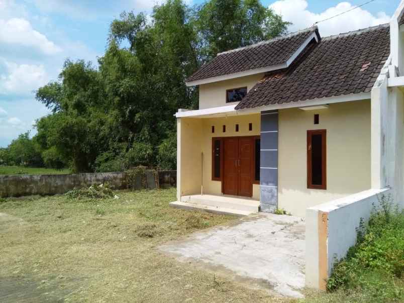 rumah cantik dan terawat 2 lantai siap huni