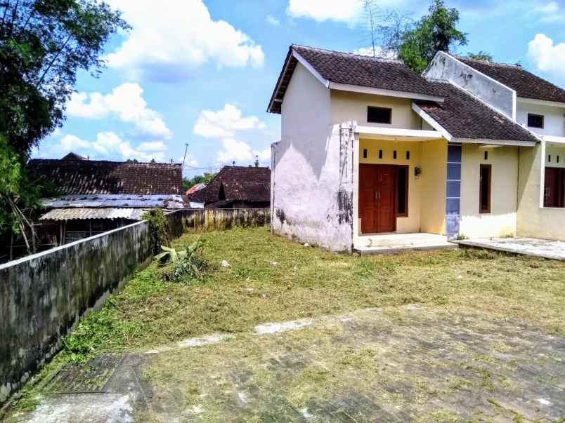 rumah cantik dan terawat 2 lantai siap huni