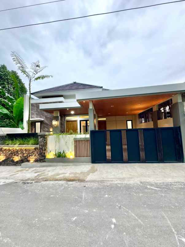 rumah cantik modern tropis dekat kampus uii yogyakarta