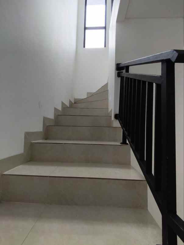 rumah cibubur jakarta timur tidak sampai 1m