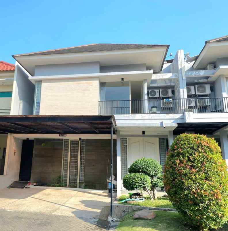 rumah citraland utama modern minimalis carport 2 mobil