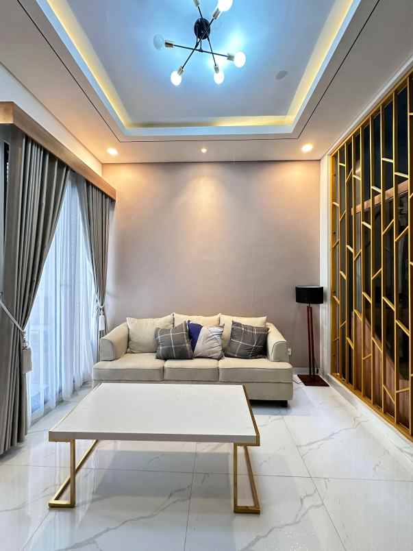 rumah dalam townhouse mewah di pejaten