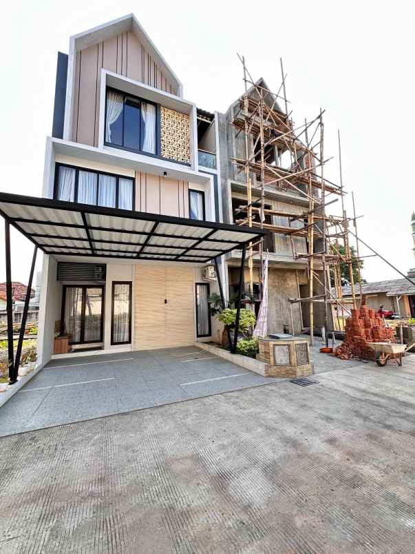 rumah dalam townhouse mewah di pejaten