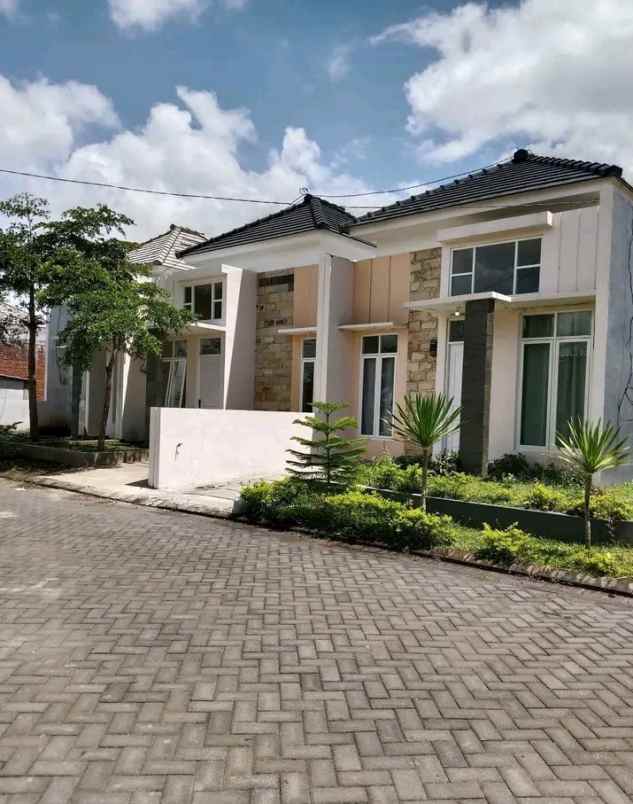 rumah dekat ponpes modern al rifai dan ponpes annur
