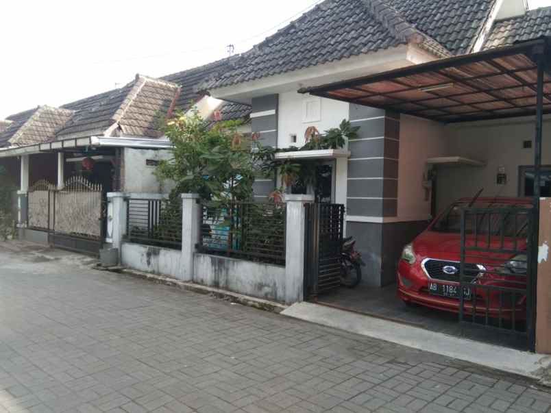 rumah di jl godean km 8 dalam perumahan