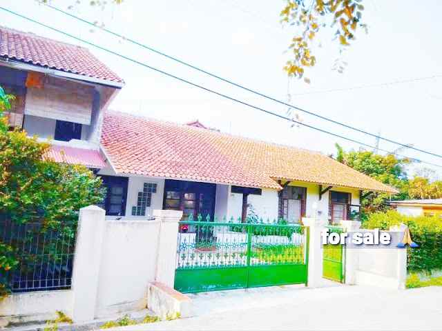 rumah hook luas tanah 875m2 di komplek arco sawangan