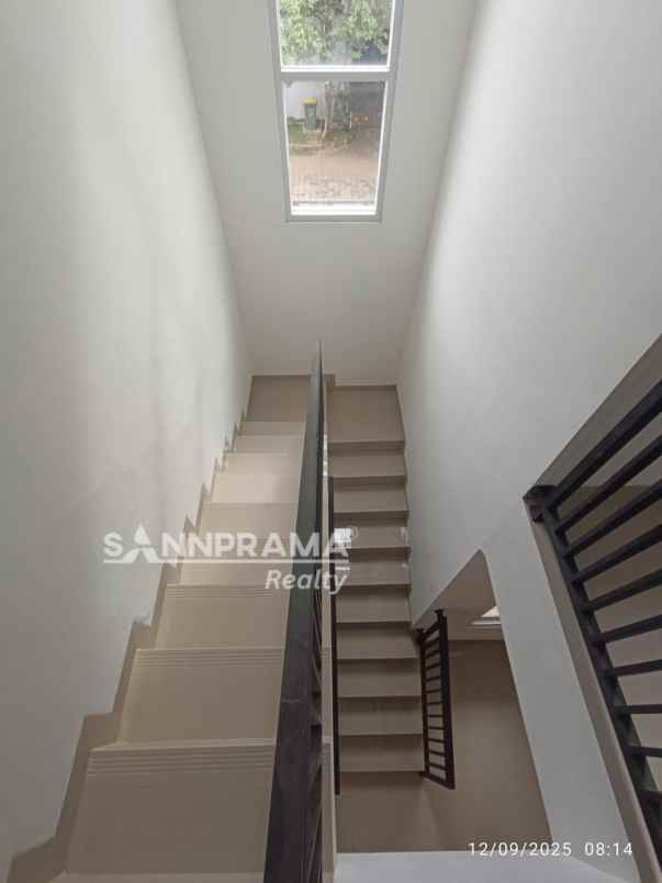 rumah luas 2 lantai di graha cinere depok bisa kpr rn