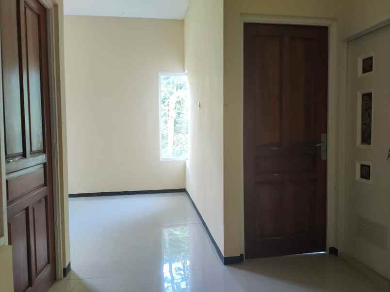 rumah luas semi furnished di pesanggrahan kota batu