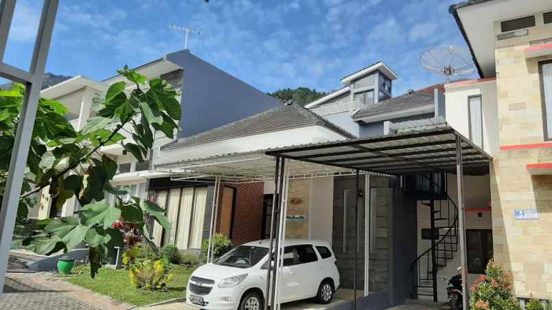 rumah luas semi furnished di pesanggrahan kota batu