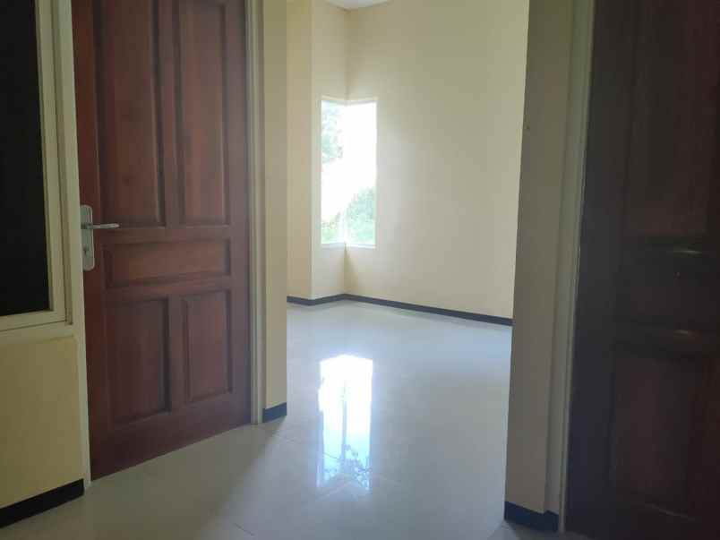 rumah luas semi furnished di pesanggrahan kota batu