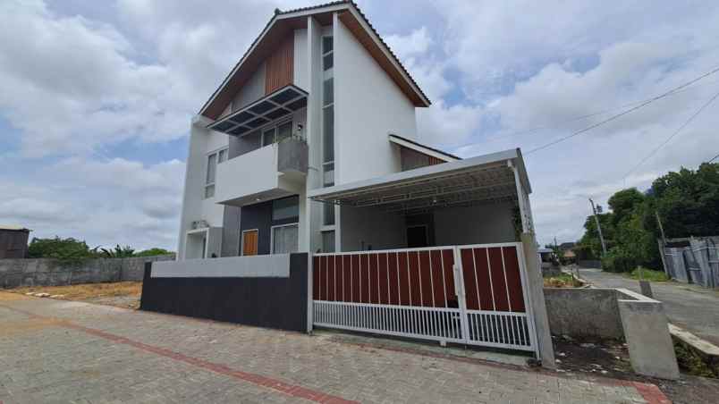 rumah mewah modern di pusat kota jogja