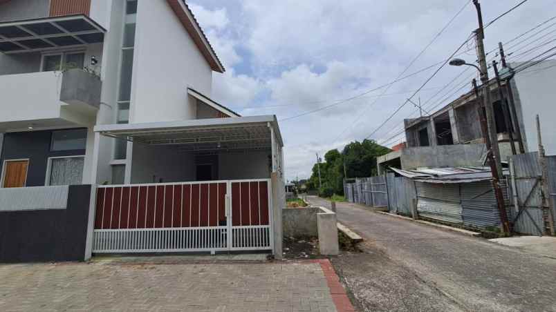 rumah mewah modern di pusat kota jogja