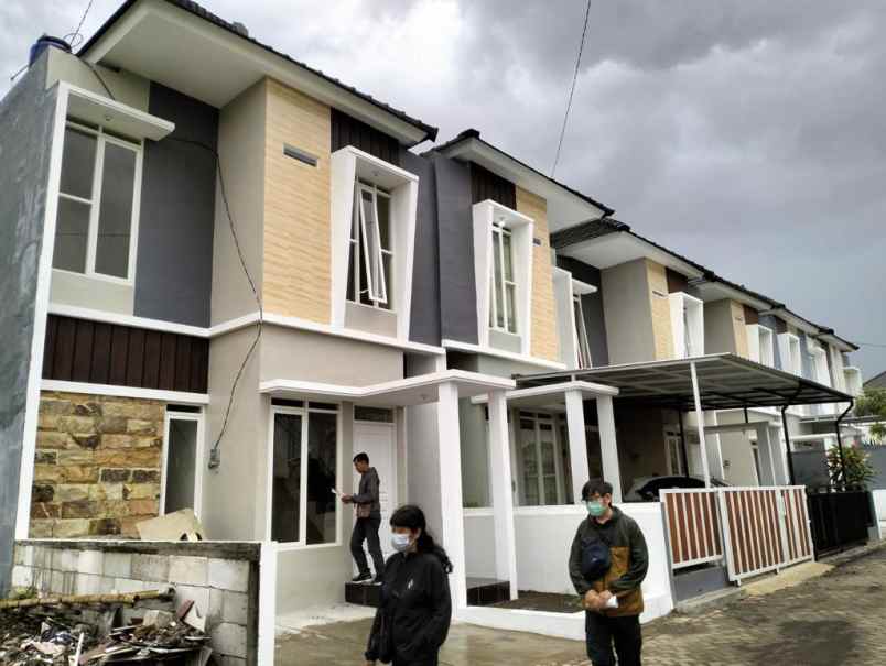 rumah modern 2 lantai di sukun