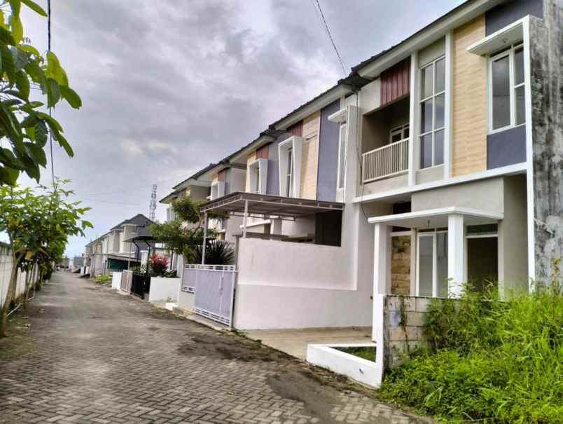 rumah modern 2 lantai di sukun