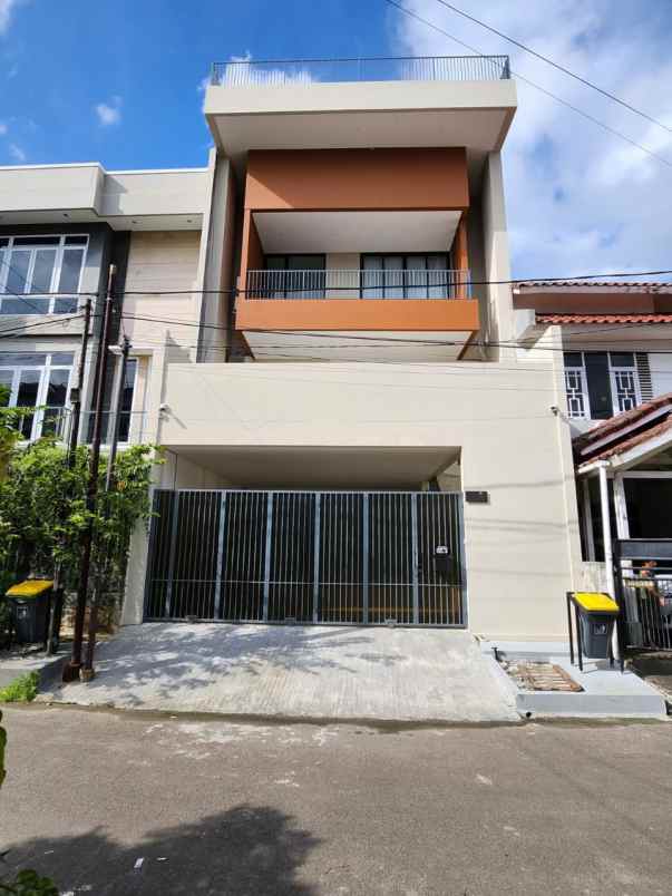 rumah modern full furnished dalam komplek di pulomas