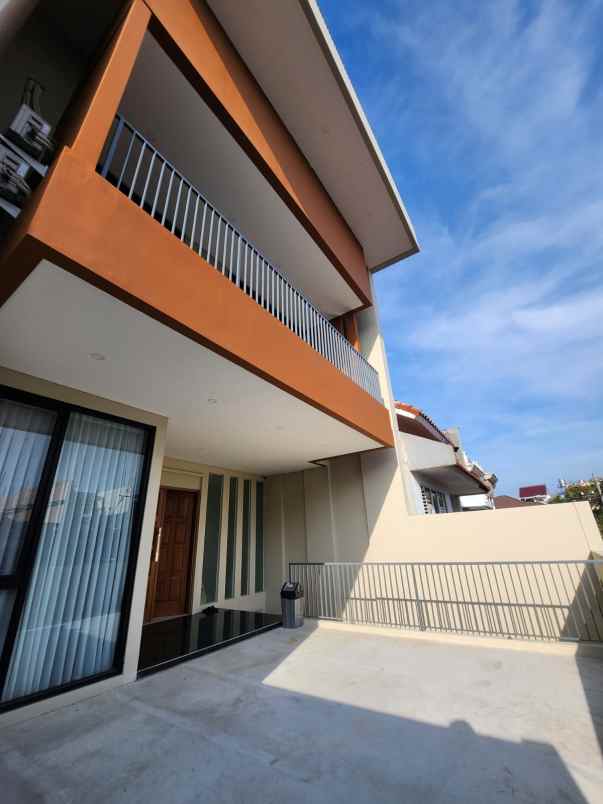 rumah modern full furnished dalam komplek di pulomas