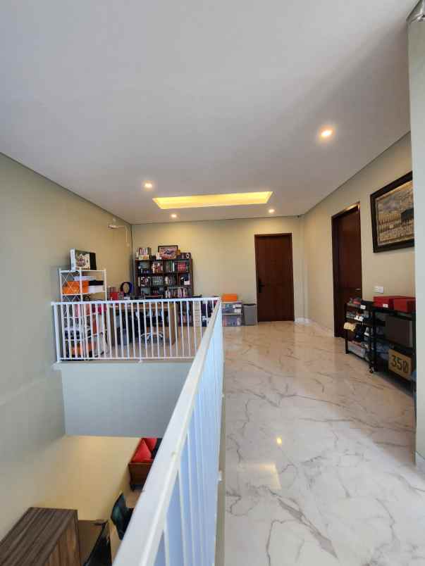 rumah modern full furnished dalam komplek di pulomas