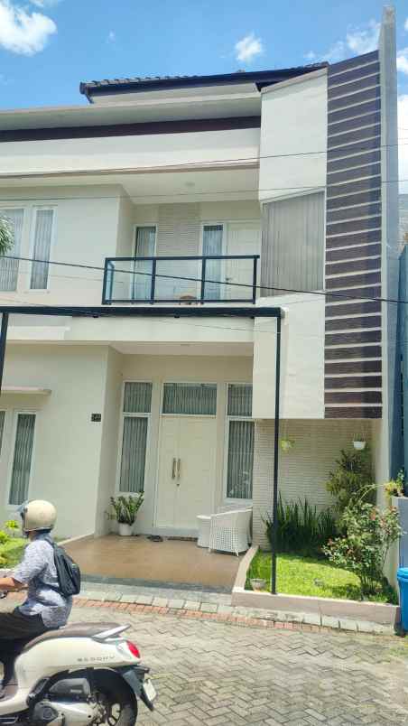 rumah posisi hook modern minimalis lokasi suhat