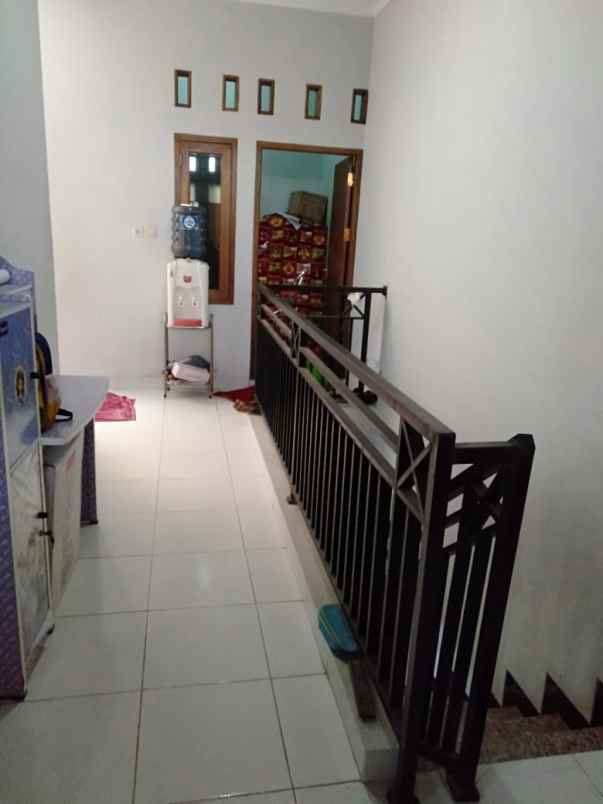 rumah second 2 lantai murah siap huni ditapos depok