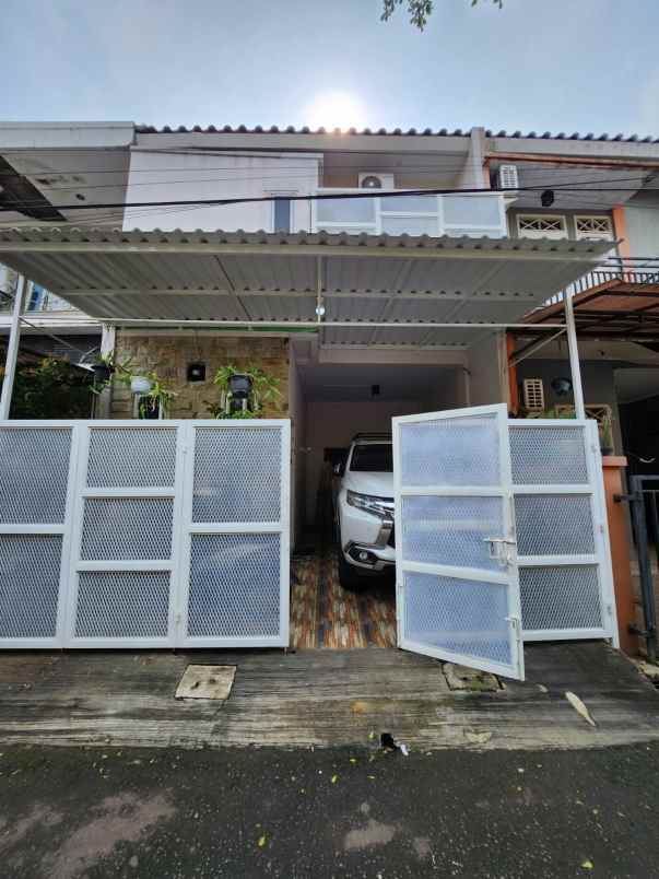 rumah secondary akses 1 mobil di kav dki pondok kelapa