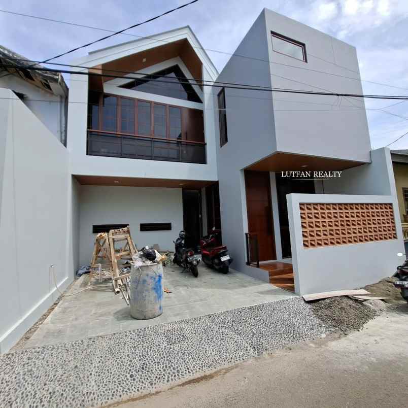 rumah semi industrial jagakarsa dalam komplek