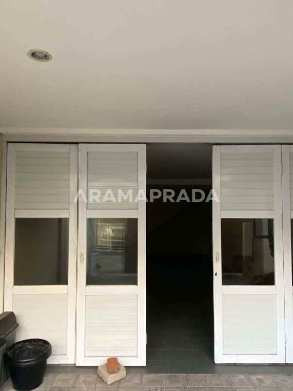 sewa 2 unit rumah 3 lantai garasi 2 mobil nusa dua