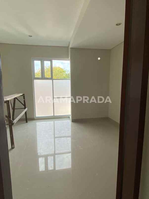 sewa 2 unit rumah 3 lantai garasi 2 mobil nusa dua