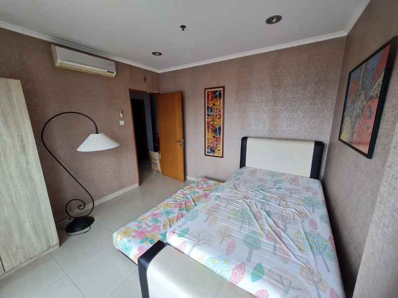 sewa apartemen hampton park dekat jis jakarta selatan