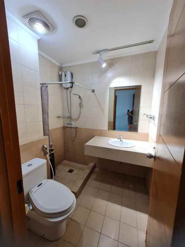 sewa apartemen hampton park dekat jis jakarta selatan