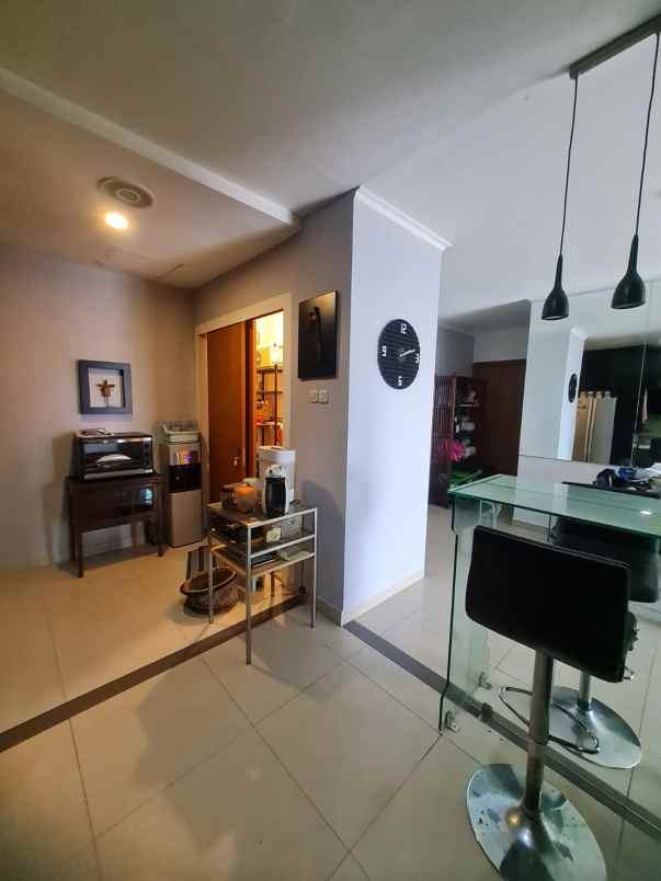 sewa apartemen hampton park dekat jis jakarta selatan