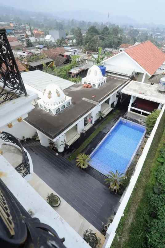 villa lembang bandung mewah