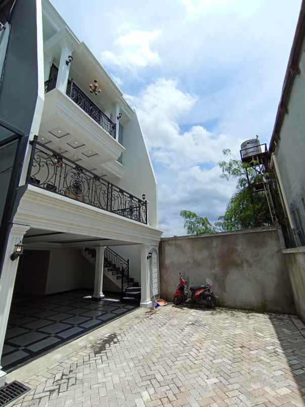 3 floor unit pojok at jagakarsa jaksel