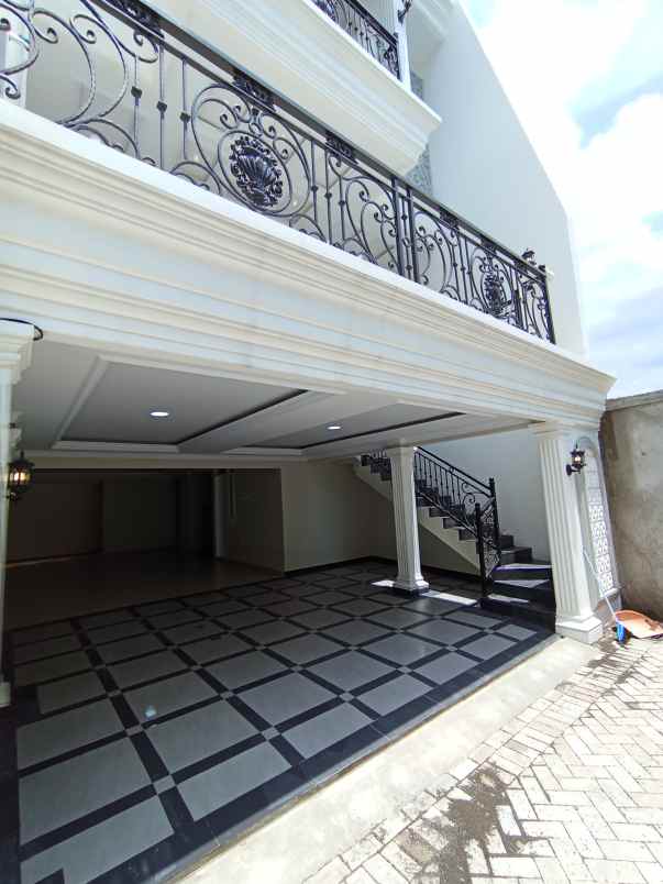 3 floor unit pojok at jagakarsa jaksel