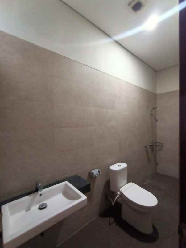 dijual cepat rumah mewah di istana sudirman regency