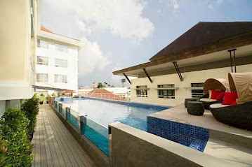 dijual hotel jalan margomulyo