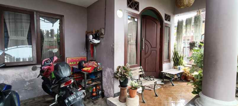 dijual rumah bunga bunga