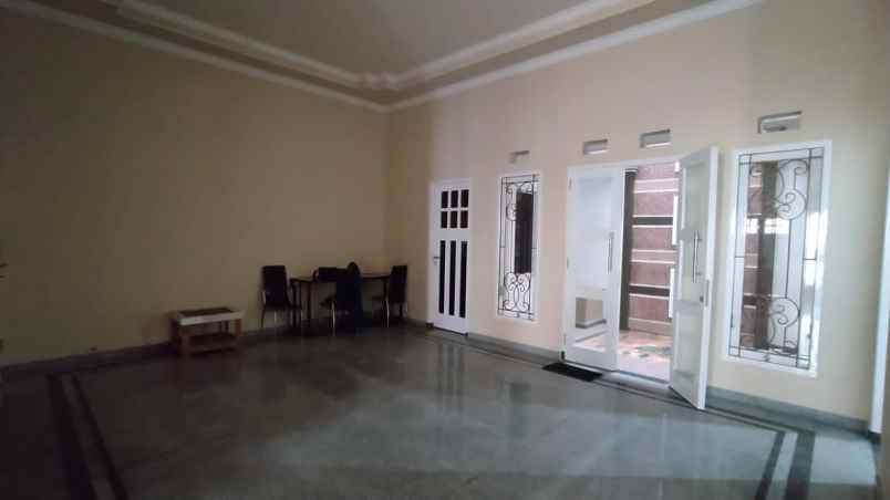 dijual rumah bunga bunga