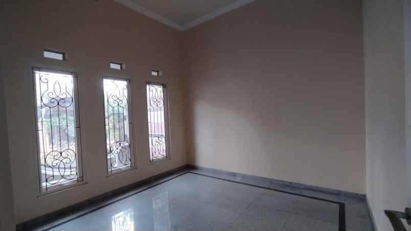 dijual rumah bunga bunga