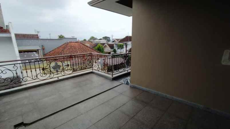 dijual rumah bunga bunga