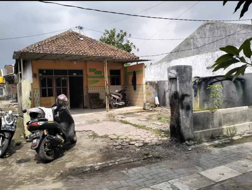 dijual rumah cemengkalang