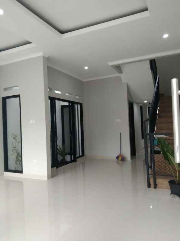 dijual rumah cinere