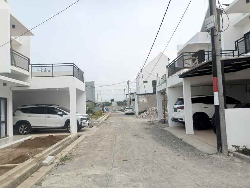 dijual rumah cipamokolan