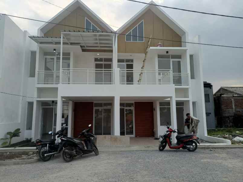 dijual rumah cipamokolan