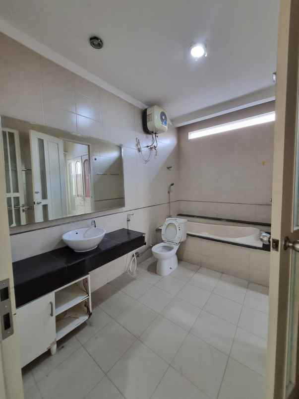 dijual rumah citraland surabaya